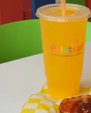 Agua fresca de naranja en vaso de Palet'Up, en la tienda