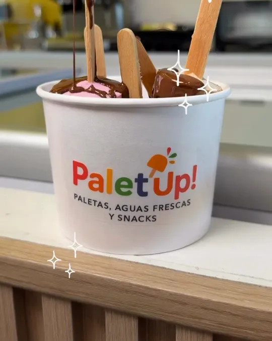 Chocolate cayendo sobre las paletas dentro del vaso de Palet'Up