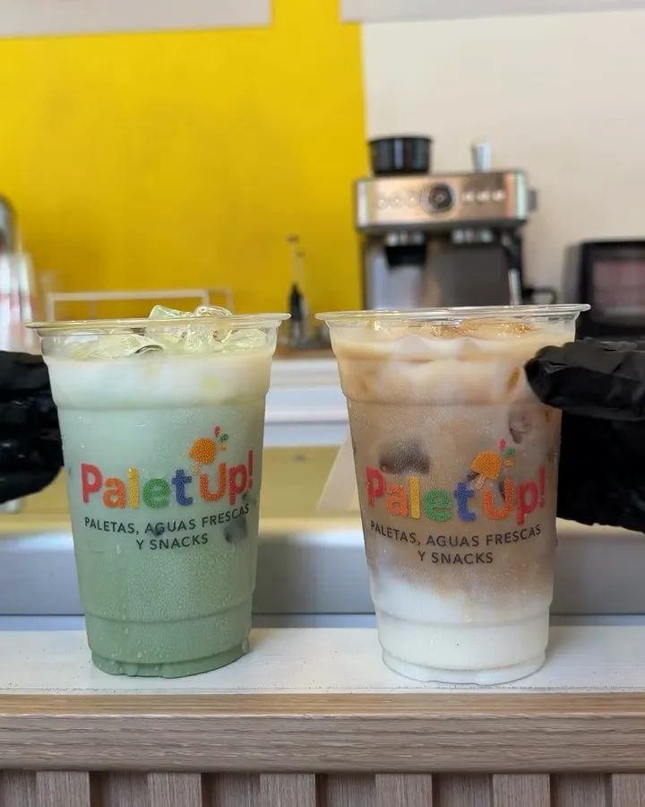 Un matcha latte y un latte frío recién servidos en la barra de Palet'Up