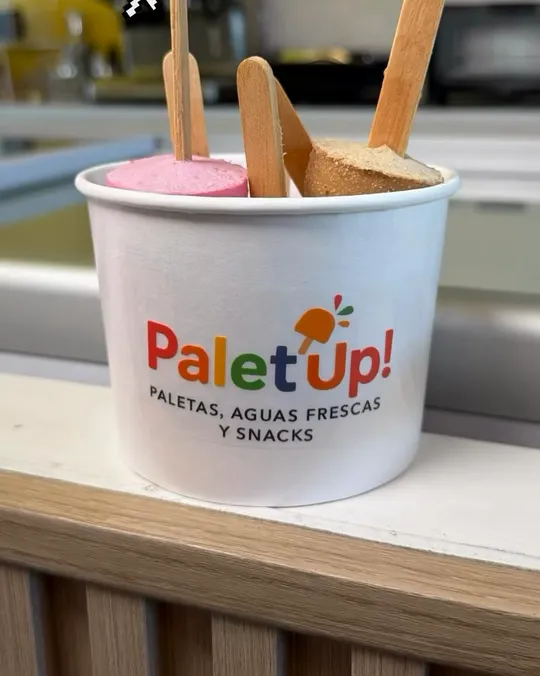 Vaso de Palet'Up con paletas rosa, vainilla y chocolate recién servidas